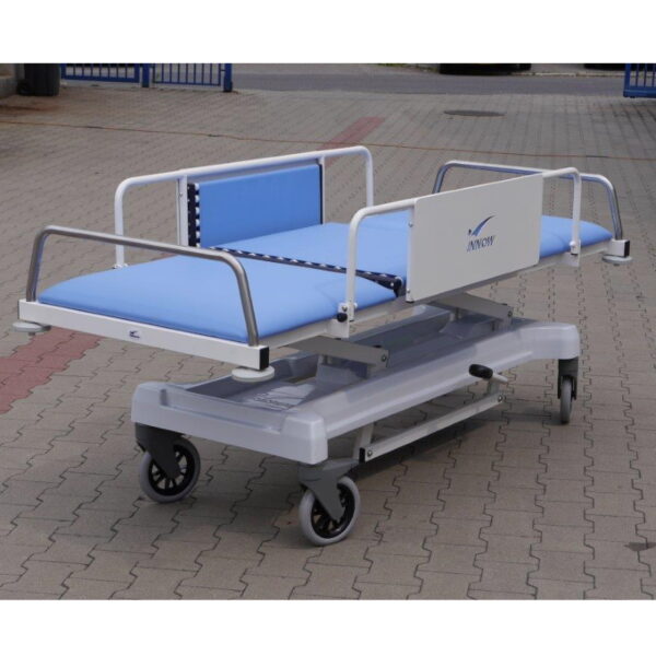 STP405 EVO – Stół pielęgnacyjno-transportowy z rolkami w środkowej części leżyska, ułatwiającymi obracanie pacjenta