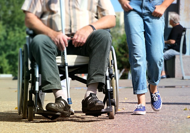 Osoba niepełnosprawna na wózku inwalidzkim